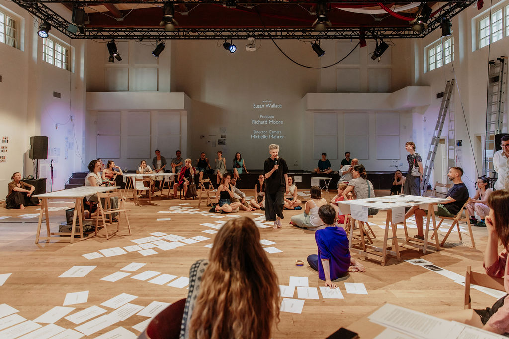 Inner Speech as a Stage Gesture in Instant Composition. Along the Lines. Bettina Neuhaus a Eva Karczag, CreWcollective. Photo: Tereza Jakoubková Photography.